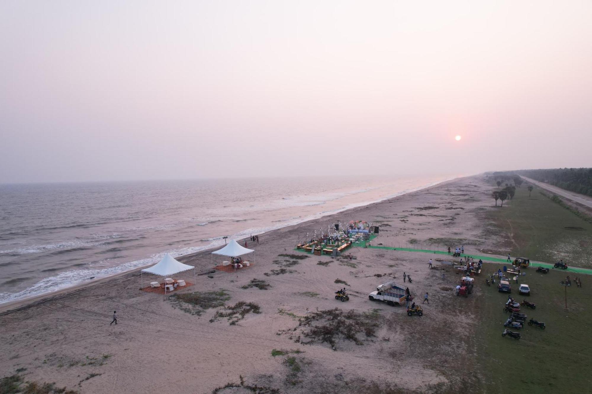 Coastline Beach Resort Perupalem Buitenkant foto